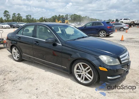 2013 Mercedes-Benz C 300 4Matic из США, поврежденный, VIN WDDGF8AB3DR279477